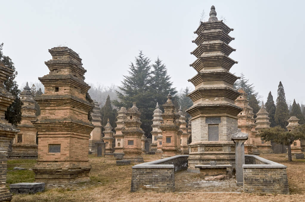 河南省洛阳附近少林寺的宝塔森林是中国最大的宝塔森林之一,被联合国教科文组织列为世界遗产 河南省洛阳附近少林寺的宝塔森林是中国最大的宝塔森林之一,被联合国教科文组织列为世界遗产