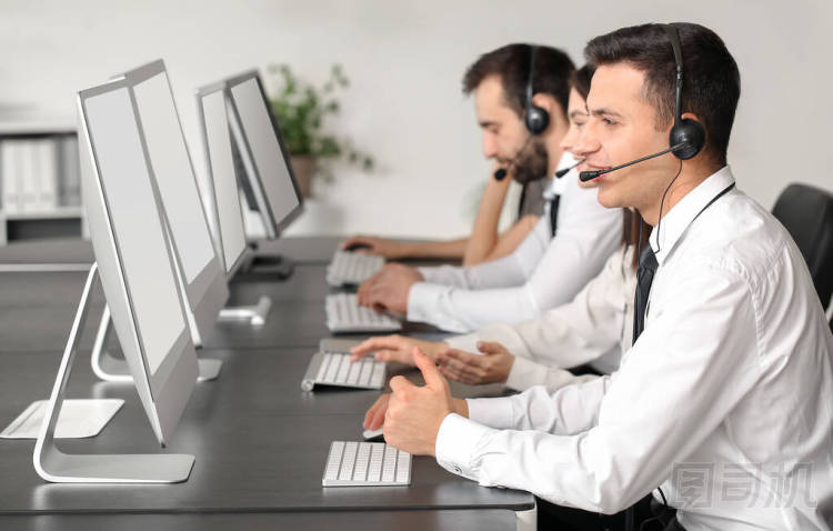 在辦公室工作的技術(shù)支助人員小組