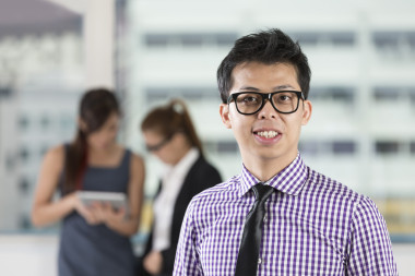 站在辦公室的亞洲業(yè)務(wù)人圖片