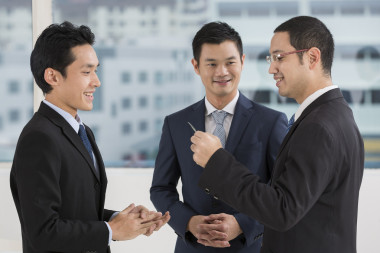 兩個(gè)商人交換名片圖片