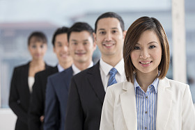 亚洲女商人带领业务团队图片