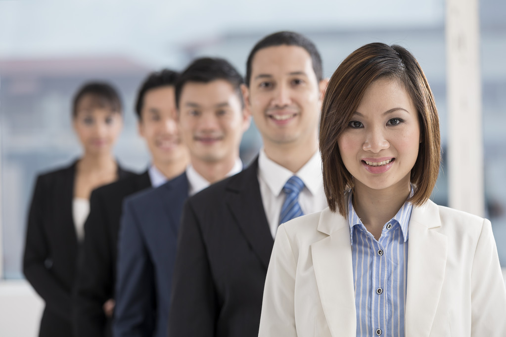 亚洲女商人带领业务团队图片