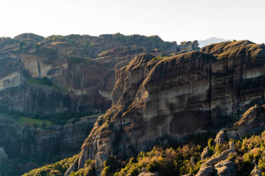 群山中巖石形成的陽(yáng)光與天空的對(duì)比 