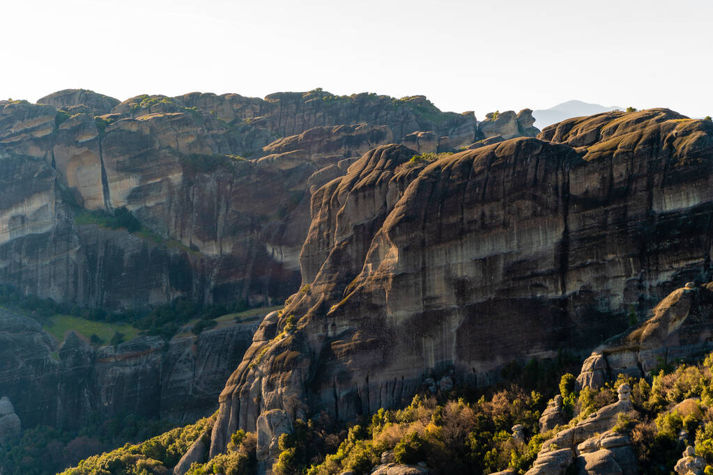 群山中岩石形成的阳光与天空的对比 