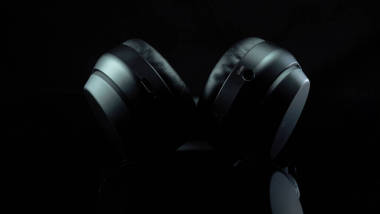 TOMSK, RUSSIA - 2020年4月12日：索尼WH-1000XM3噪声抵消无线耳机的旋转平台黑色背景。谎