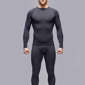 穿着现代热裤紧紧抓住拳头站在灰色背景下的无法辨认的肌肉男