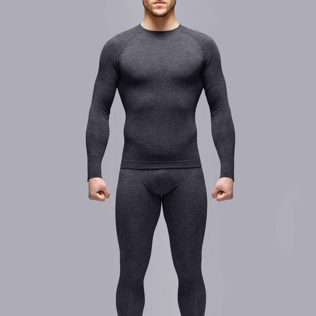 穿着现代热裤紧紧抓住拳头站在灰色背景下的无法辨认的肌肉男 穿着现代热裤紧紧抓住拳头站在灰色背景下的无法辨认的肌肉男