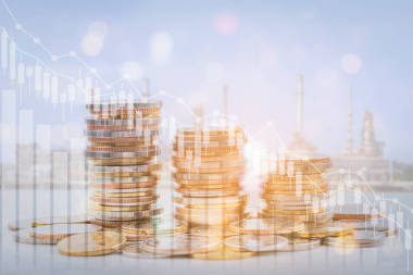 天然氣和石油價格下跌或下跌的概念;硬幣堆和煉油廠的雙重曝光有一個增長的趨勢圖