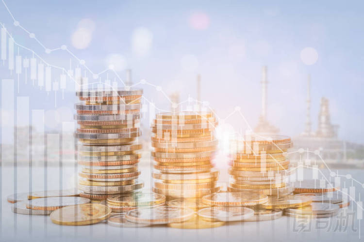 天然氣和石油價(jià)格下跌或下跌的概念;硬幣堆和煉油廠的雙重曝光有一個(gè)增長(zhǎng)的趨勢(shì)圖