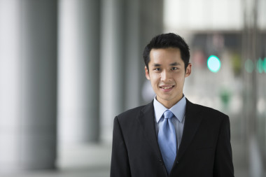 快樂(lè)年輕中國(guó)商人在現(xiàn)代城市照片