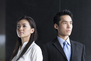 兩個(gè)嚴(yán)重的亞洲商業(yè)伙伴的肖像