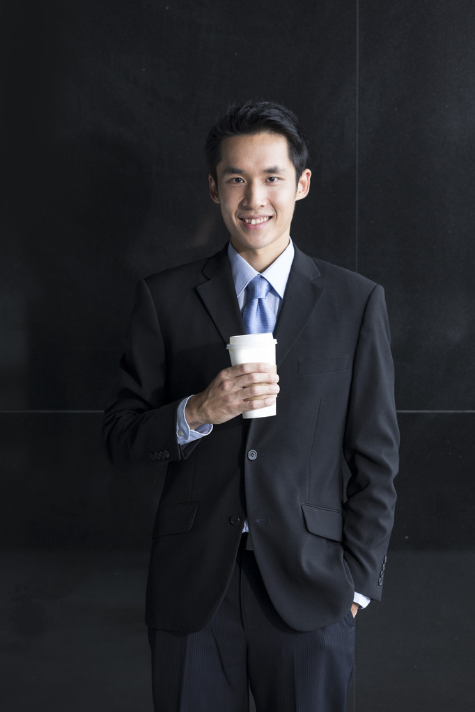 倚在黑墙上的中国商人 倚在黑墙上的中国商人