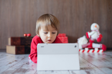 在平板電腦上玩的小男孩圖片