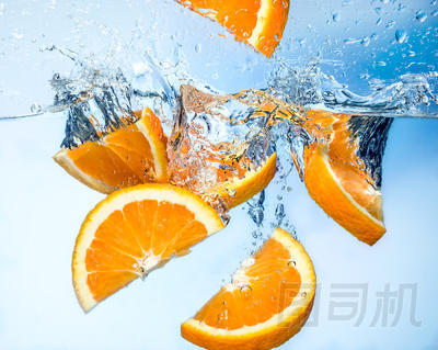 橙色水果在水中落下深深的一個(gè)鯉魚(yú)躍龍門(mén)