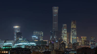 北京市中心商務(wù)區(qū)摩天大樓的夜景- -從中國中部景山公園（煤山）俯瞰