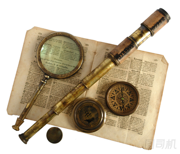 老式望遠(yuǎn)鏡、 放大鏡、 指南針和紙