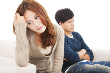 坐在沙發(fā)上在沖突期間對年輕夫婦