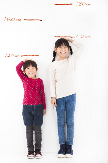 快乐的小女孩成长靠在墙上照片