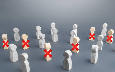 一群人，其中一些人與紅十字會劃清界線。大規(guī)模失業(yè)，裁員。限制檢疫和大流行病導致的裁員和裁員。解雇員工