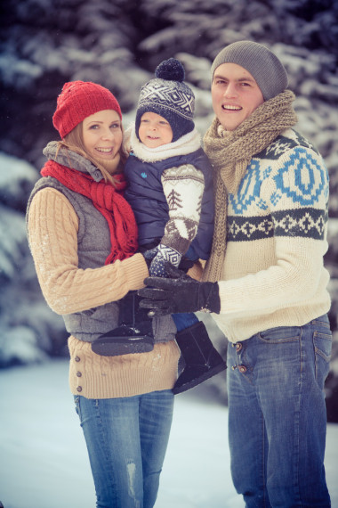 在包圍雪的冬天快樂年輕全家福
