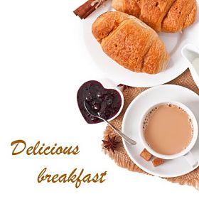 与咖啡和新鲜牛角面包早餐