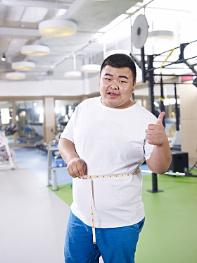 超重的人，在健身房