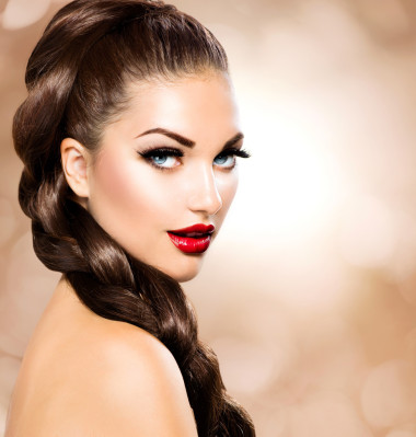 辮子。美麗的女人，有長長的棕色頭發(fā)