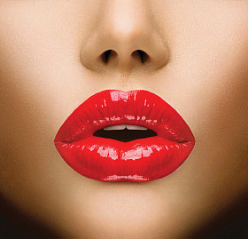 性感的嘴唇。美丽妆容特写。吻