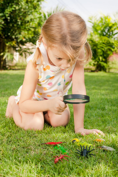 一個(gè)小女孩用放大鏡戶外活動(dòng)在一天時(shí)間