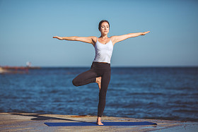 年轻的女人，海边，瑜伽练习图片