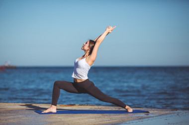 年輕的女人，海邊，瑜伽練習