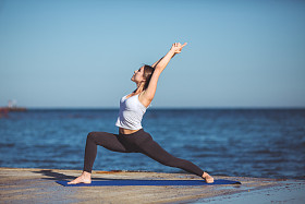 年轻的女人，海边，瑜伽练习