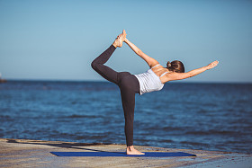 年轻的女人，海边，瑜伽练习图片
