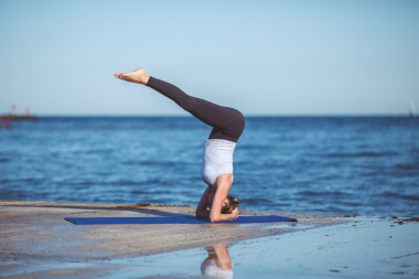 年輕的女人，海邊，瑜伽練習