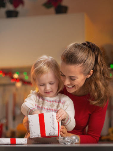 快樂媽媽和寶寶打開圣誕禮物箱