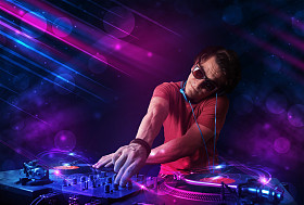 在颜色的灯光效果与转盘上播放的年轻 dj