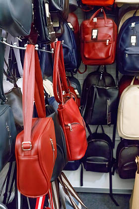 购物皮包。收藏品销售。大型商场时尚零售店内设有货架、货架和衣架的购物袋全景