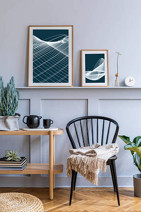 时尚的丑闻在鸟类客厅的内部设计黑色椅子,木制控制台,植物,书籍,装饰,模型海报架在架子上和雅致的配件在现代家居装饰