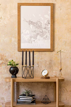 现代家居装饰中，客厅内饰时尚的丑闻层出不穷，有仿制的招贴画框架、木制控制台、植物、烛台、书籍、装饰、仇恨墙和典雅的个人配饰