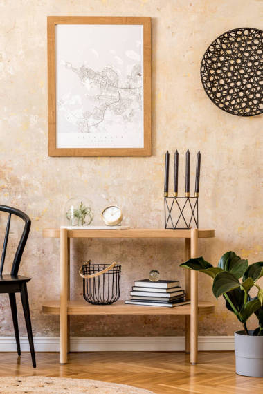 室內(nèi)設(shè)計(jì)，配有時(shí)髦的黑色椅子、木制控制臺(tái)、書(shū)籍、工廠、鐘表、裝飾、發(fā)牢騷的墻壁和雅致的室內(nèi)裝飾