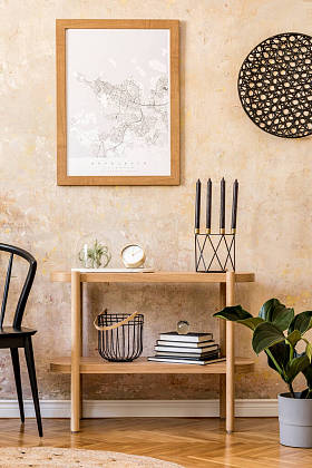 室内设计,配有时髦的黑色椅子、木制控制台、书籍、工厂、钟表、装饰、发牢骚的墙壁和雅致的室内装饰