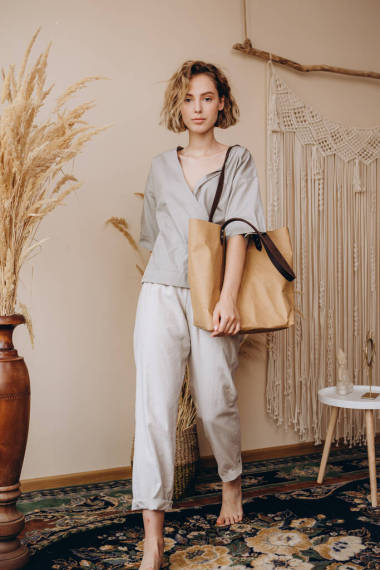 一位漂亮的金發(fā)女子的畫像日前在一家女裝服裝店的廣告中出現(xiàn)，這家店穿著長褲和T恤衫，手里拿著一個現(xiàn)代環(huán)保紙袋