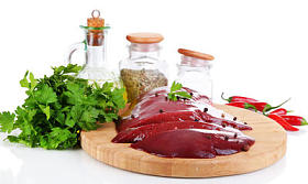 原肝与香料和调味品孤立在白色木制板上