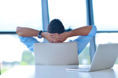 快樂的年輕商業(yè)男人在辦公室圖片