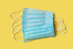 黄色背景的可处置医疗面具