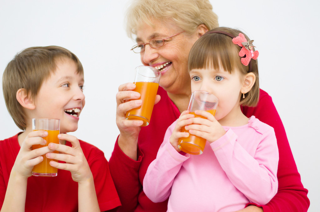 喝果汁的家庭 喝果汁的家庭