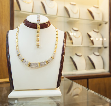 珠宝陈列在商店中图片