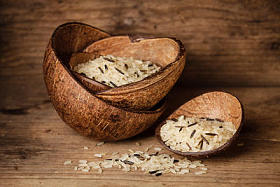 混合的印度香米和野生稻的椰子碗