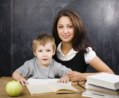 老师在教室里的小可爱男孩