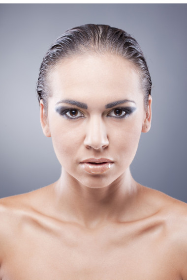 自信的黑发女人看看照相机的特写肖像